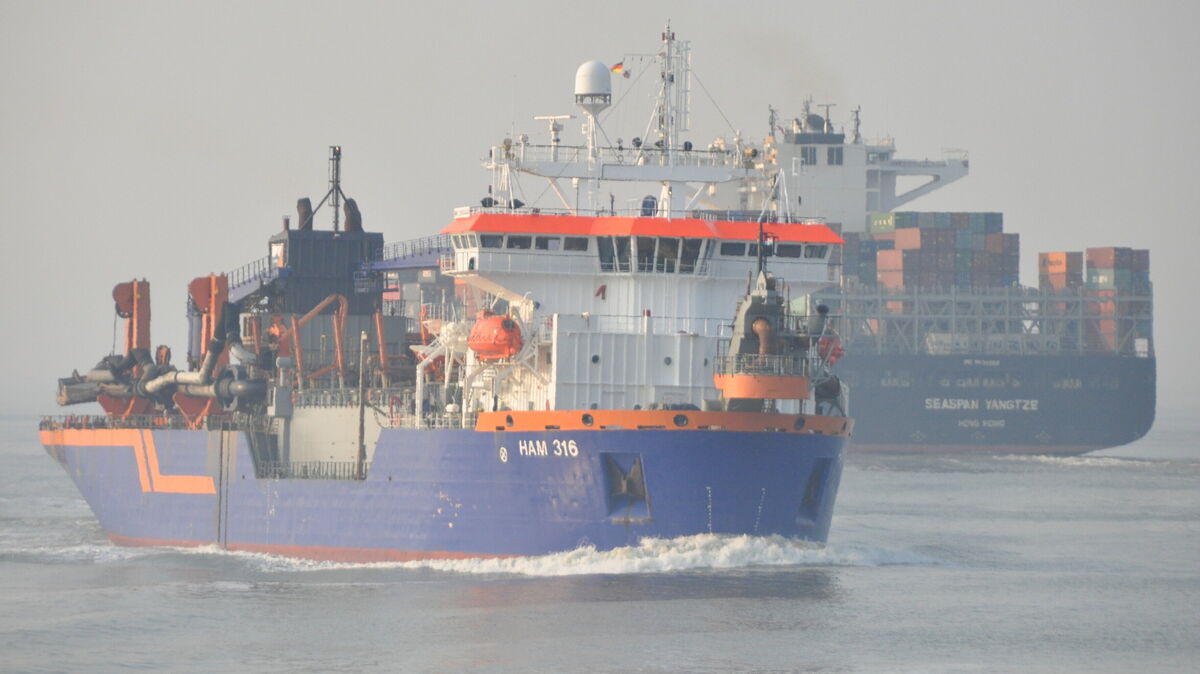 Tägliche Realität auf der Elbe und in der Nordsee: Hopperbagger transportieren Baggergut aus Fahrrinne und Hafenbecken zu den Verklappungsstellen, ein kostspieliges Geschäft. Ein Systemwechsel könnte Kosten sparen. Der Bund will nun die Planung eines Pilotprojekts starten. Foto: Kramp