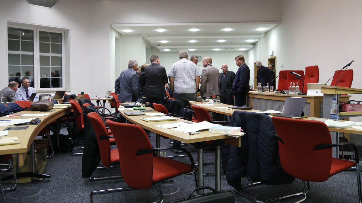 Sitzungsunterbrechung, nachdem die Emotionen hohe Wellen geschlagen hatten: Mitglieder der Ratsopposition diskutieren in dieser Pause mit dem Fraktionslosen Oliver Ebken (im Kreis der 3. v. r.). Mitglieder der aus SPD und Grünen bestehenden Mehrheitskooperation hatten sich in einem Nebenraum um ihren Vorsitzenden Gunnar Wegener geschart. Foto: Koppe