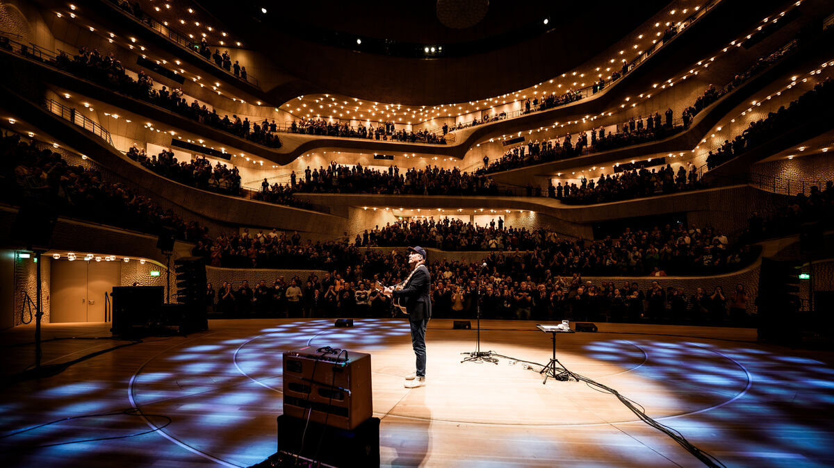 Thees Uhlmann begeistert das Publikum in der ausverkauften Hamburger Elbphilharmonie gleich mit zwei Konzerten an einem Tag. Foto: Sebastian Madej