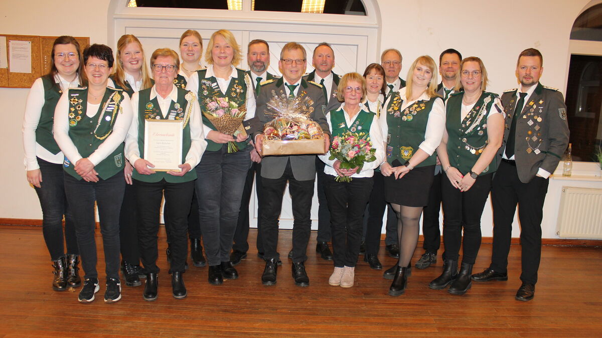 Der neue Vorstand und geehrte Vereinsmitglieder posieren für das Gruppenfoto. Foto: Morjan