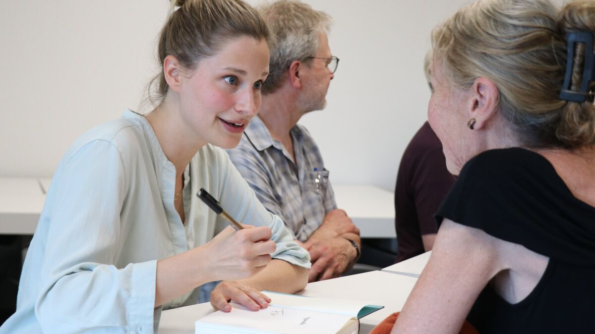 Giulia Enders im Gespräch mit einer Besucherin während der Signierstunde ihres neuen Buches "Organisch" im EWE-Forum Cuxhaven. Foto: Mangels