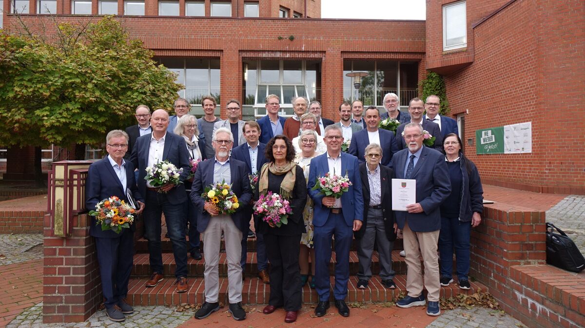 Geehrte und verabschiedete Mitglieder des Kreistages vor dem Kreishaus. Landrat Thorsten Krüger überreichte Blumen und Auszeichnungen. Foto: Larschow