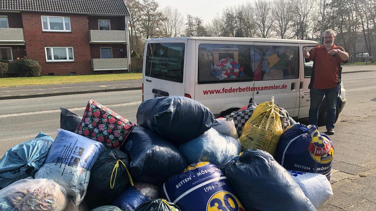 Der Federbettensammler Rüdiger Müller war auch bei der zweiten Spendenaktion in Cuxhaven sehr erfolgreich. Schon nach kurzer Zeit war sein Bus gefüllt. Foto: Reese-Winne