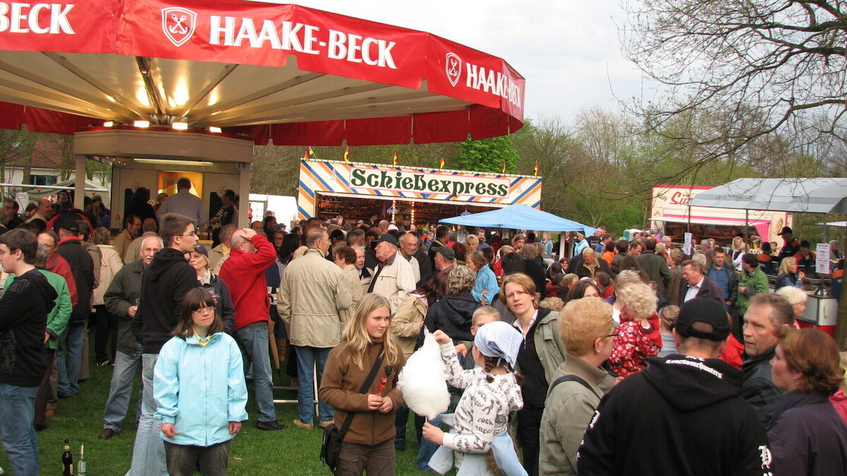 Das Maifest zieht traditionell viele Menschen in den Altenwalder Bürgerpark. Archivfoto: Reese-Winne