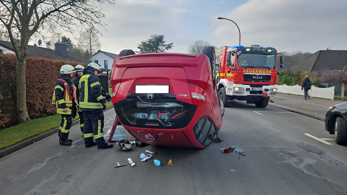 Eine 62-jährige Fahrerin überschlug sich mit ihrem Fahrzeug und wurde schwer verletzt. Foto: Polizei Cuxhaven