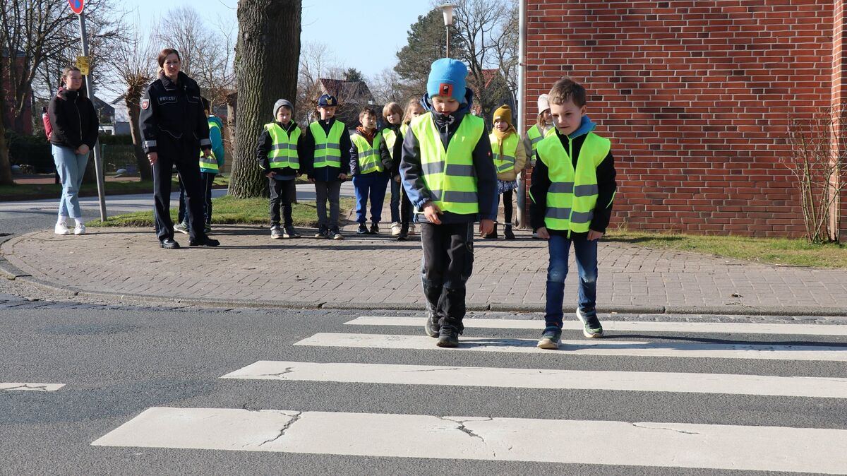 Otterndorfer Grundschüler üben mit Verkehrssicherheitsberaterin Birte Heimberg am Zebrastreifen an der Großen Ortstraße den sicheren Schulweg. Foto: Mangels