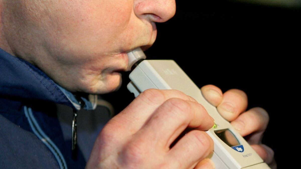 Nach dem Alkoholtest muss der Autofahrer seinen Fahrzeugschlüssel abgeben. Foto: Uli Deck/dpa