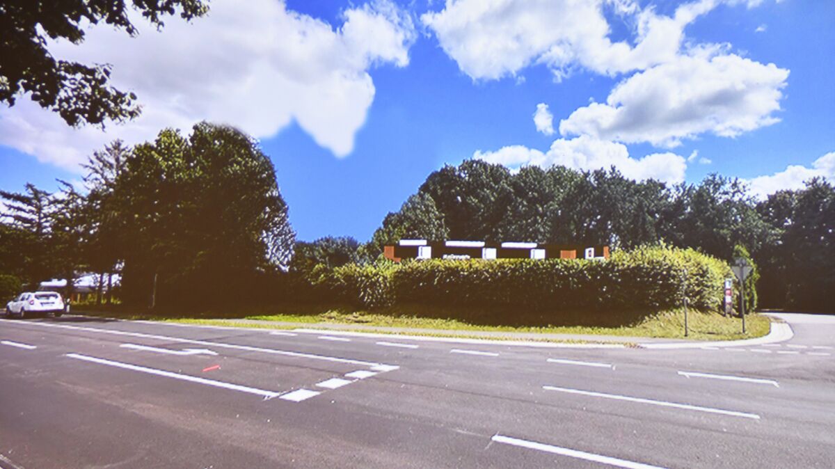 So könnte das McDonald's-Areal an der Ecke B 495 / Bahnhofsweg irgendwann einmal aussehen. Vor dem Hauptgebäude soll es eine 45 Meter lange begrünte Sicht- und Lärmschutzwand geben. Zudem sollen Teile der dort vorhandenen Hecke an der B 495 bestehen bleiben. Die Animation wurde von Gutachtern am Donnerstagabend auf der Info-Veranstaltung in Hemmoor präsentiert.