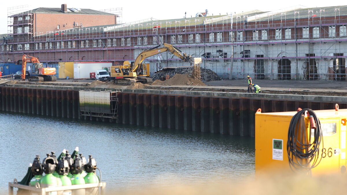 Bauarbeiten an der Energiespundwand im Alten Fischereihafen Cuxhaven schreiten voran und versprechen umweltfreundliche Energieversorgung für das gesamte Areal. Foto: Larschow
