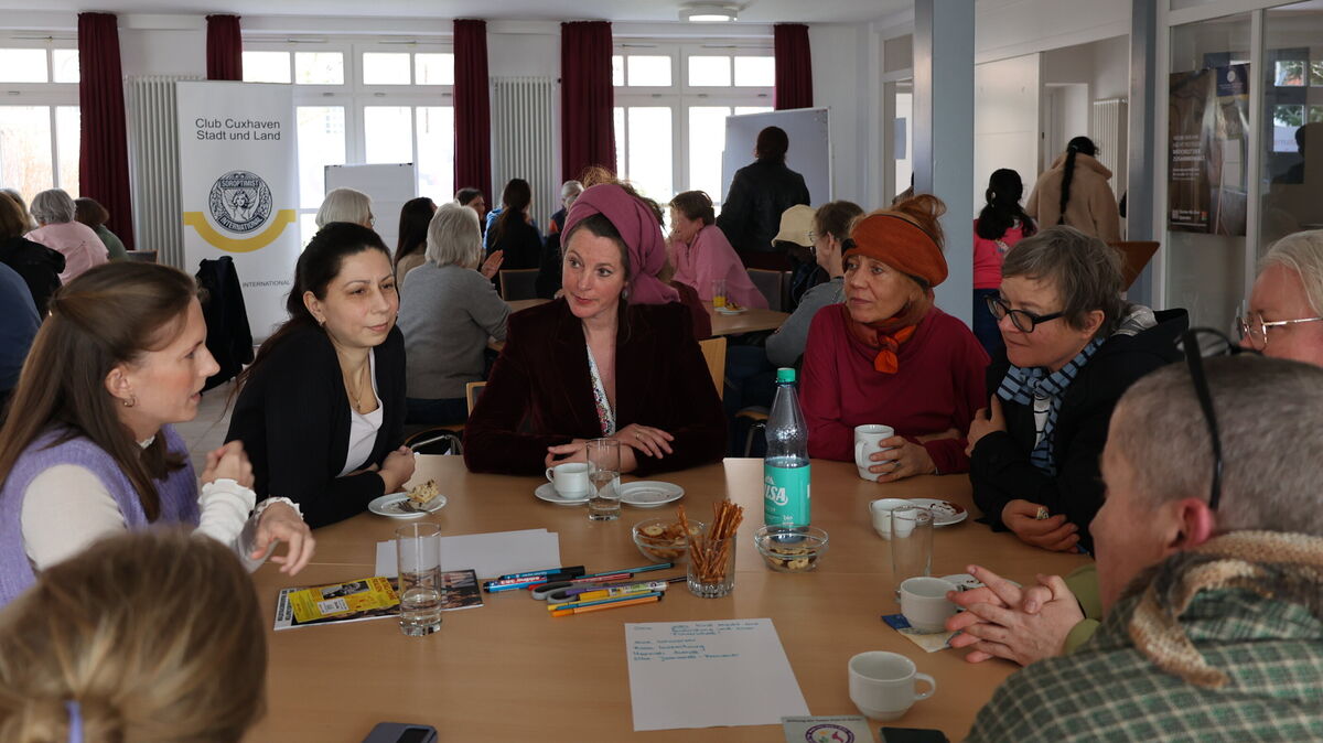 Mitten im Austausch: Jeweils acht Frauen konnten an einem Tisch zusammenkommen und sich vernetzen. Foto: Werder