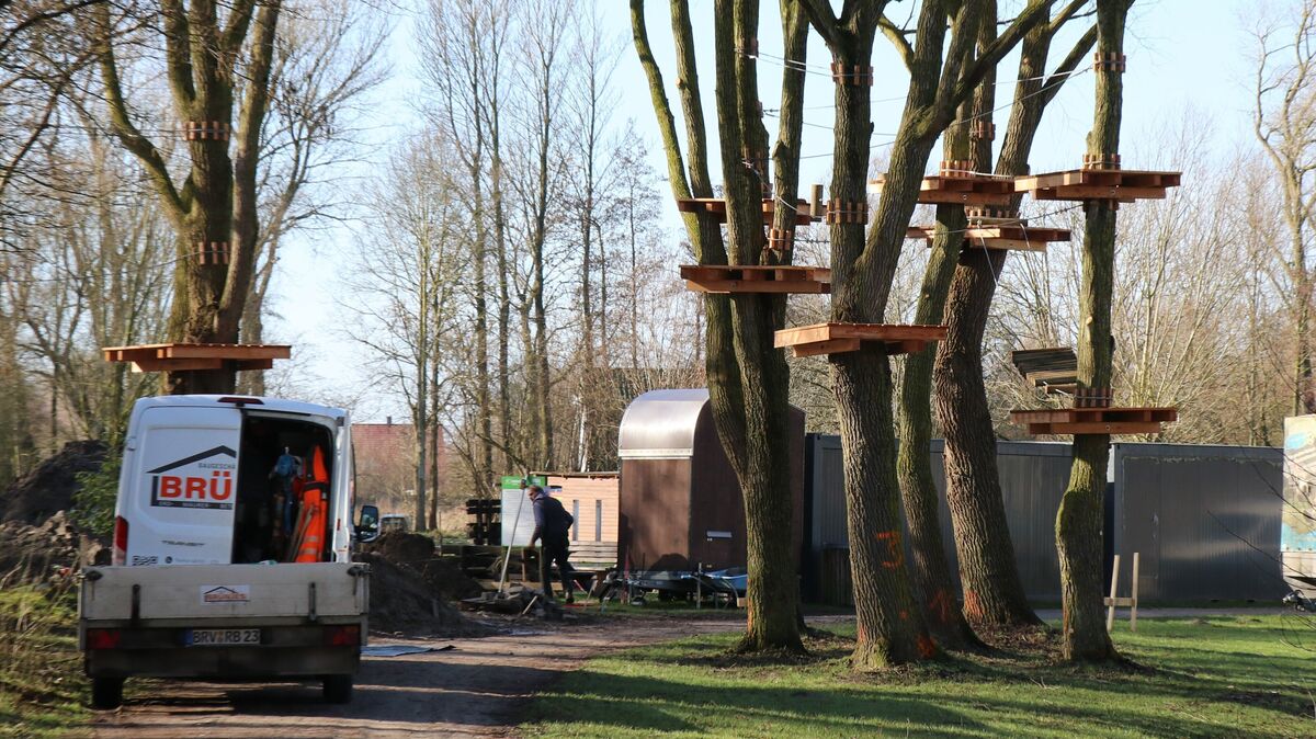 Es wird gebuddelt und gebaggert, abtransportiert und herangekarrt: Am Otterndorfer See Achtern Diek haben die Bauarbeiten für den Kletterpark begonnen. Foto: Mangels