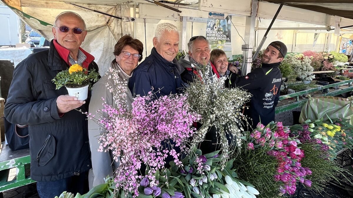Wiedersehen auf dem bekannten Wochenmarktstand der Nichte Arnica Vogel (2.v.r.) auf dem Wochenmarkt in Cuxhaven: Von links Uli und Inge Gärtner, Gerd Vogel, Michael Vogel, Arnica Vogel und Sohn Josh. Foto: Reese-Winne