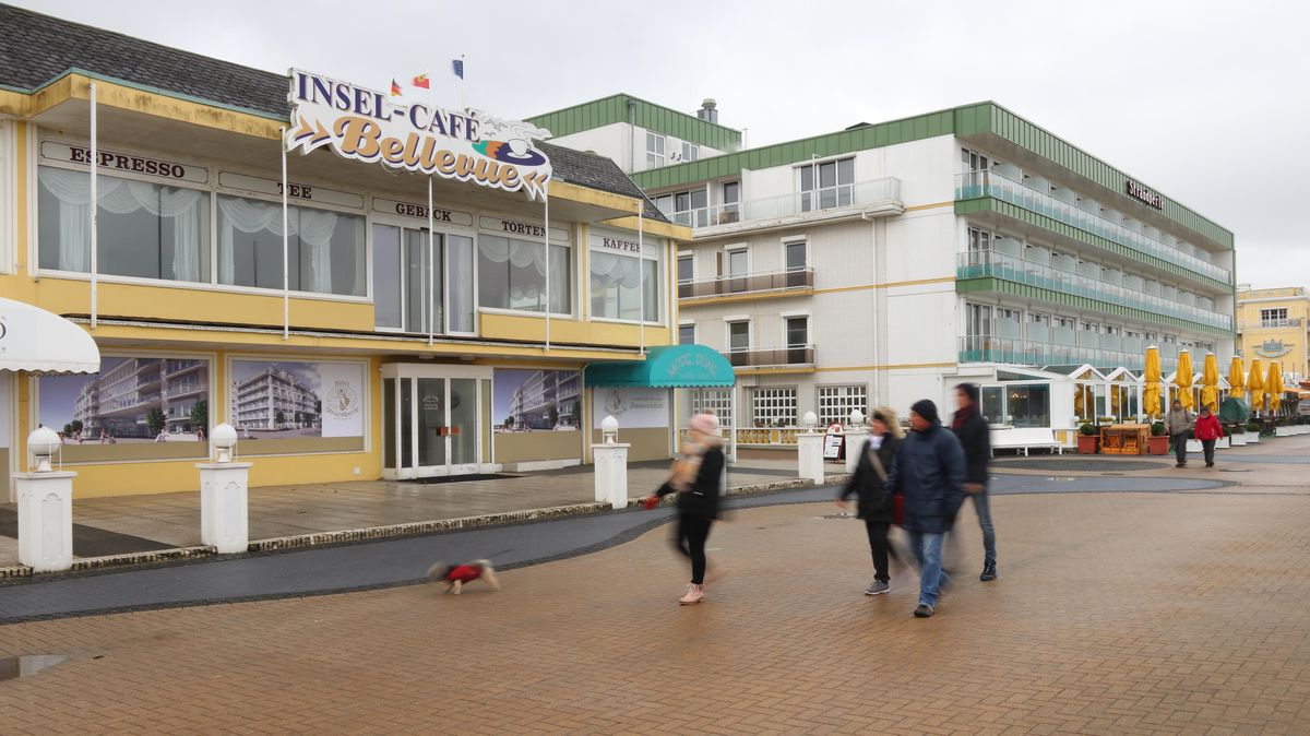 Das ehemalige Insel-Café "Bellevue" (l.) weicht demnächst einem Hotel-Erweiterungsbau, der bis Herbst 2020 entstehen soll. Foto: Koppe