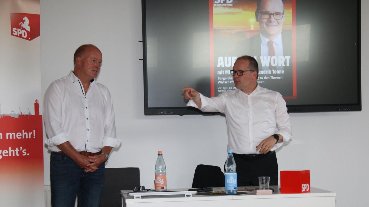 Wirtschaftsminister Grant-Hendrik Tonne im Dialog: Intensive Diskussionen über Deichbau und Wohnprojekte in Sahlenburg, während archäologische Funde neue Herausforderungen mit sich bringen. Neben ihm SPD-Ratsherr Andreas Wichmann, der zu der Gesprächsrunde eingeladen hatte. Foto: Potschka