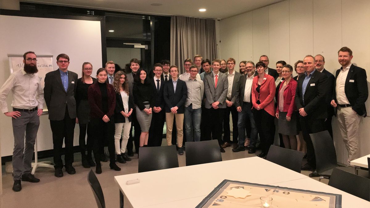 Geschafft: Die Schülerinnen und Schüler nach ihren Präsentationen im Rahmen des "Management Information Game". Gastgeber war dieses Mal das Cuxhavener Havenhostel. Foto: Mittelstedt