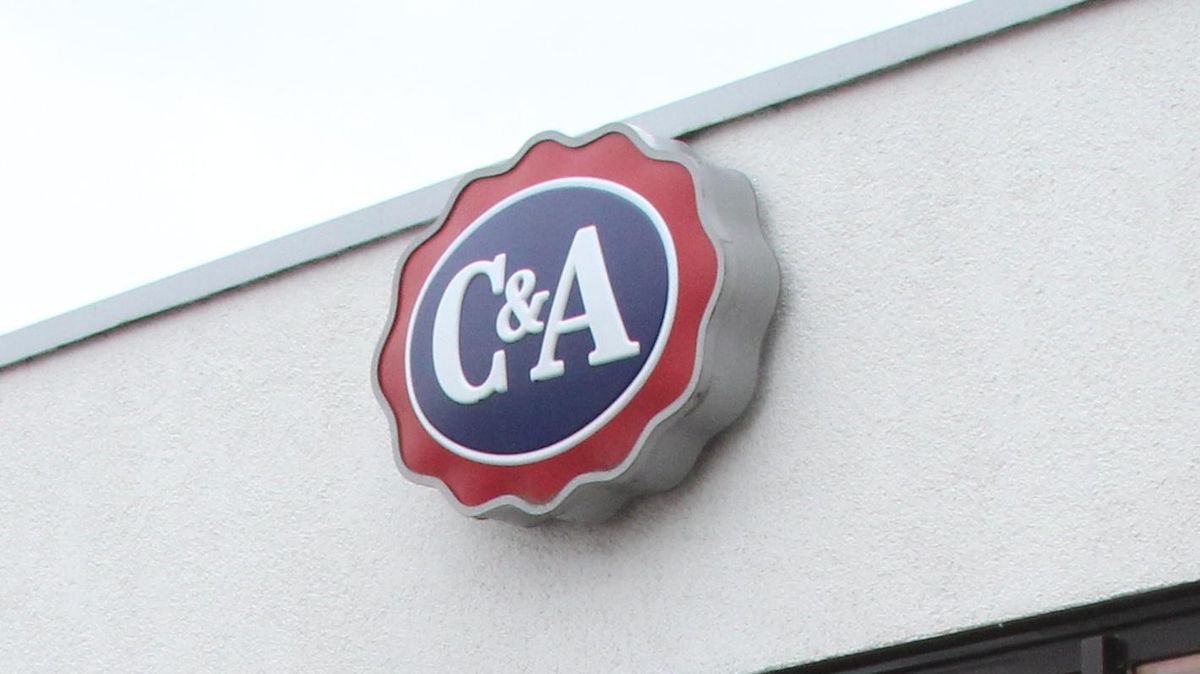 Das Logo des Modehändlers "C&A", als sich die Filiale noch in der Cuxhavener Johannes-Gutenberg-Straße befand. Mittlerweile ist die Filiale in die Nordersteinstraße gezogen. Archivfoto: Reese-Winne