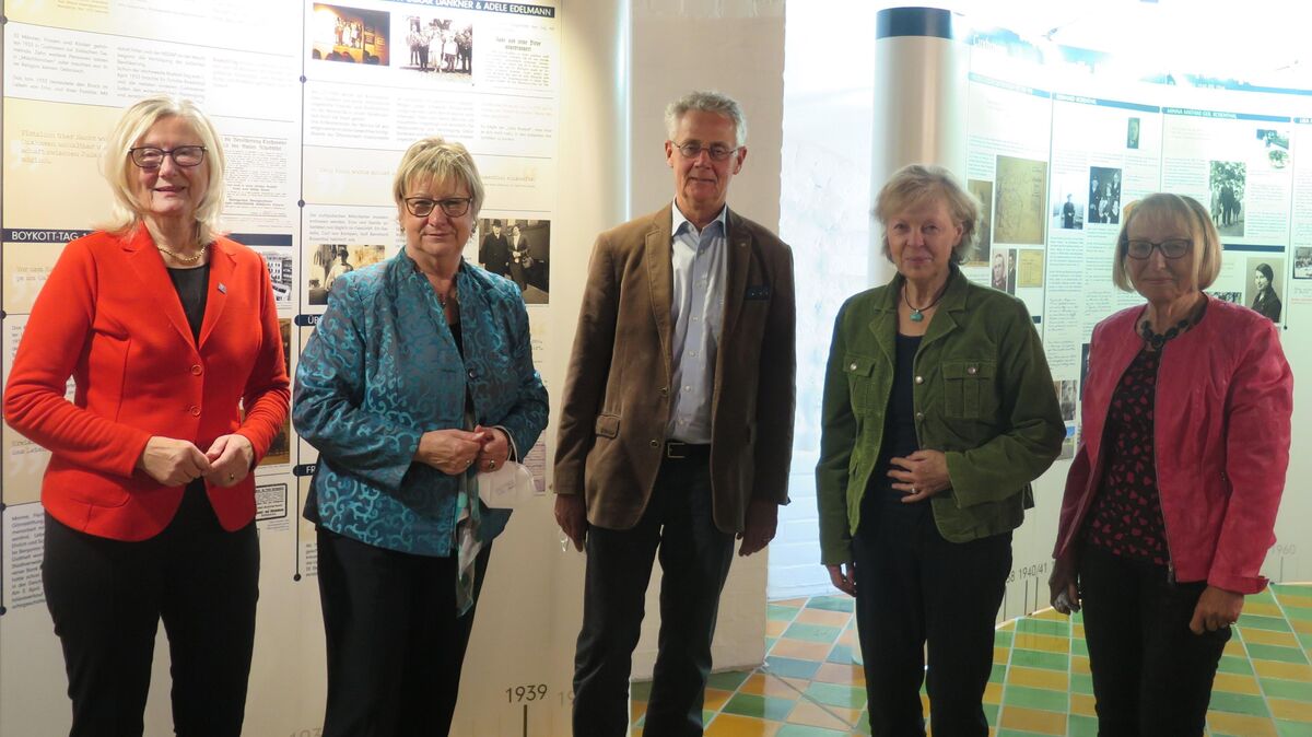 Nach der Gesprächsrunde in der Ausstellung "Ernas Welt" (von links): Erika Fischer, Generalsekretärin Sylvia Löhrmann, Antisemitismusbeauftragter Dr. Franz Rainer Enste, Kuratorin Dr. Frauke Dettmer und Eike Braschwitz. Foto: Cordes