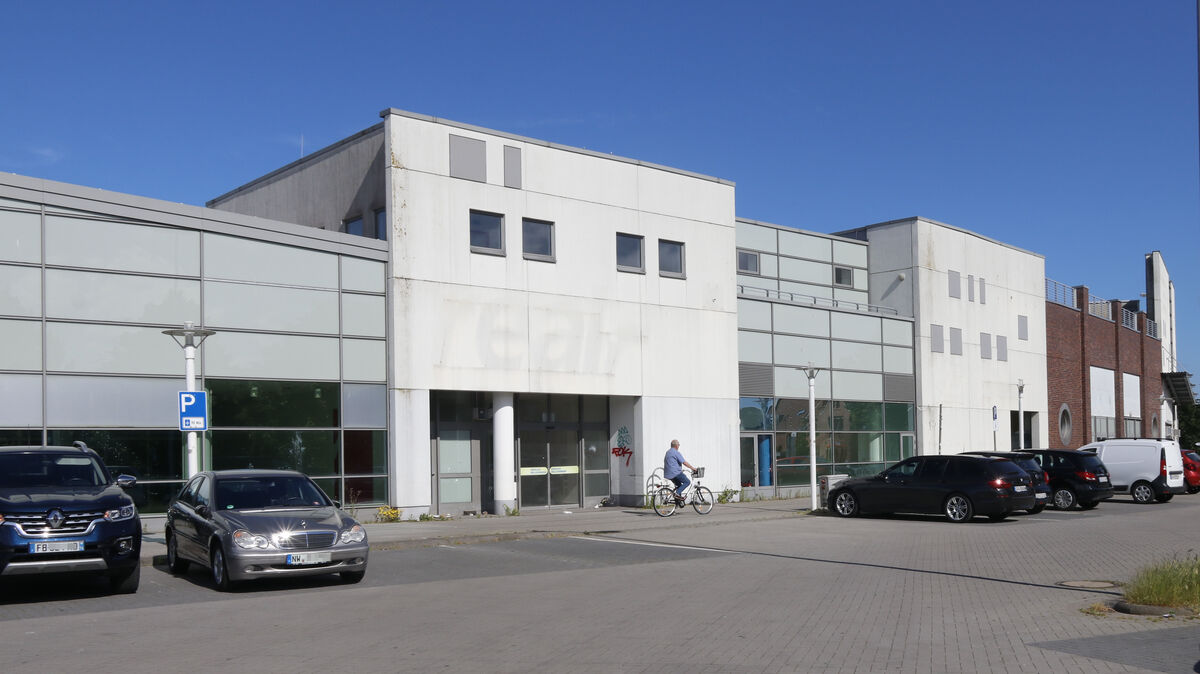 Still ruht der See in der Nachfolgefrage: Zum Thema "Übernahme der ehemaligen Cuxhavener Real-Marktes"  gebe es aktuell keinen neuen Sachstand, teilte ein Sprecher der Immobilieneigentümerin mit. Foto: Koppe