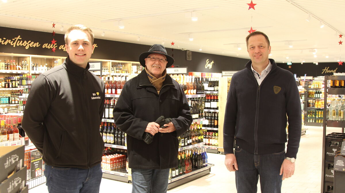 Marktleiter Morten Ditzer, Ortsbürgermeister Ingo Grahmann und Holling-Geschäftsführer Remmer Blendermann (v.l.) sahen sich im neuen Getränkemarkt um. Foto: Reese-Winne