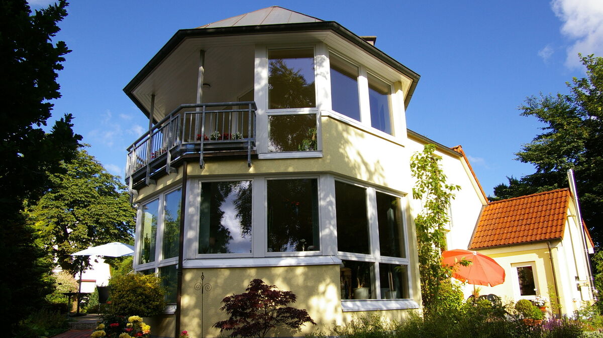 Dieser achteckige Anbau - zu sehen in Altenwalde - gehörte zu den außergewöhnlichsten Aufträgen der 50-jährigen Firmengeschichte. Foto: privat