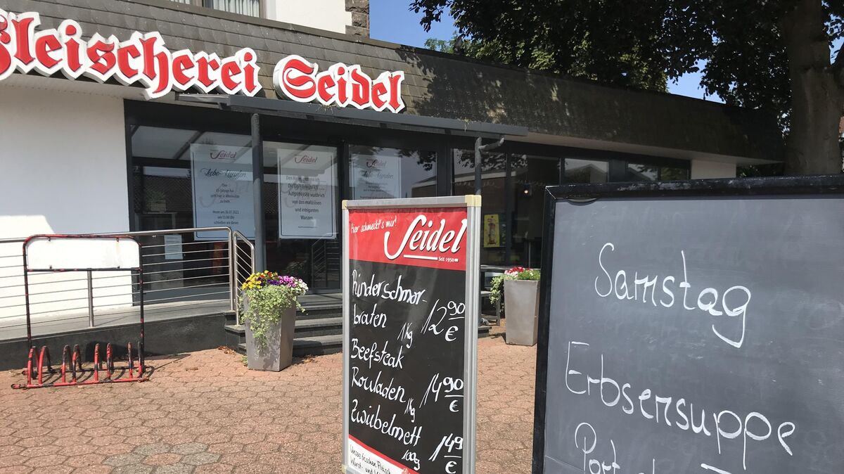 Stammhaus der Fleischerei Seidel in Altenwalde: Seidels Erbsensuppe wird es hier ab dem 1. August wohl nicht mehr geben. Drei großer Plakate verkündeten am Sonnabend das Ende an diesem Standort. Foto: Reese-Winne
