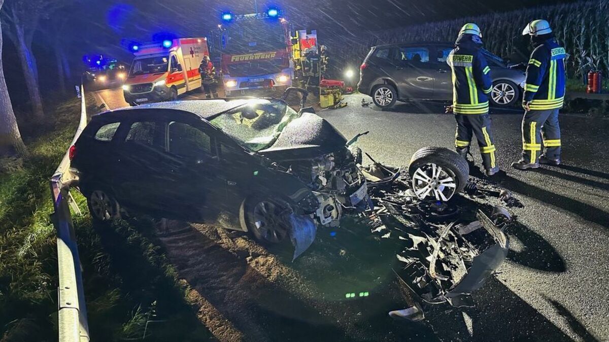 Ein Mann stirbt bei dem Autounfall auf der B73 zwischen Düdenbüttel und Himmelpforten. Foto: Frank Ewald / Feuerwehren Samtgemeinde Oldendorf-Himmelpforten