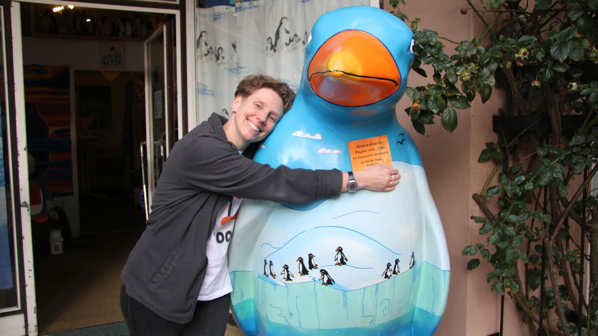 Seit 14 Jahren betreibt Birgit Berends gemeinsam mit ihrem Mann das Pinguin Museum im Lotsenviertel von Cuxhaven. Im November 2024 soll die Einrichtung geschlossen werden. Foto: Potschka