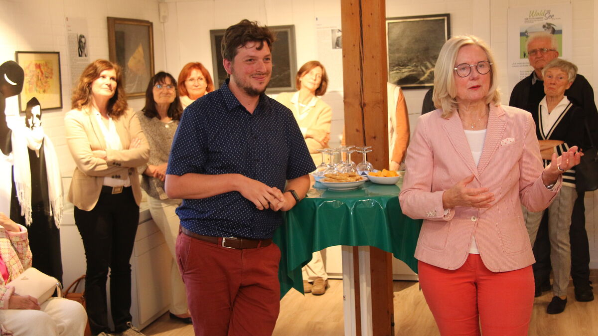 Museumsleiterin Erika Fischer und ihr Mitarbeiter Florian Rogge führten in die neue Sonderausstellung „Wald und See hab ich zu danken“ im Ringelnatz-Museum ein. Foto: Potschka