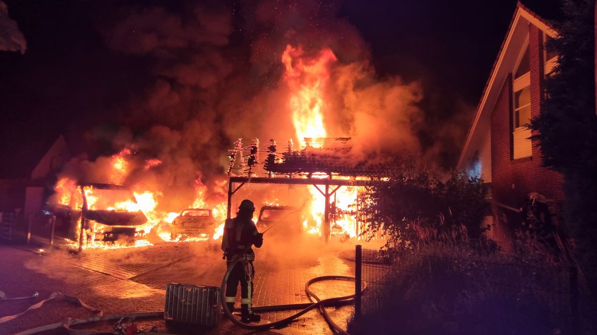 Bei einem Großbrand in Hemmoor sind mehrere Autos und ein Carport vollständig zerstört, benachbarte Wohnhäuser wurden ebenfalls beschädigt. Foto: Lange