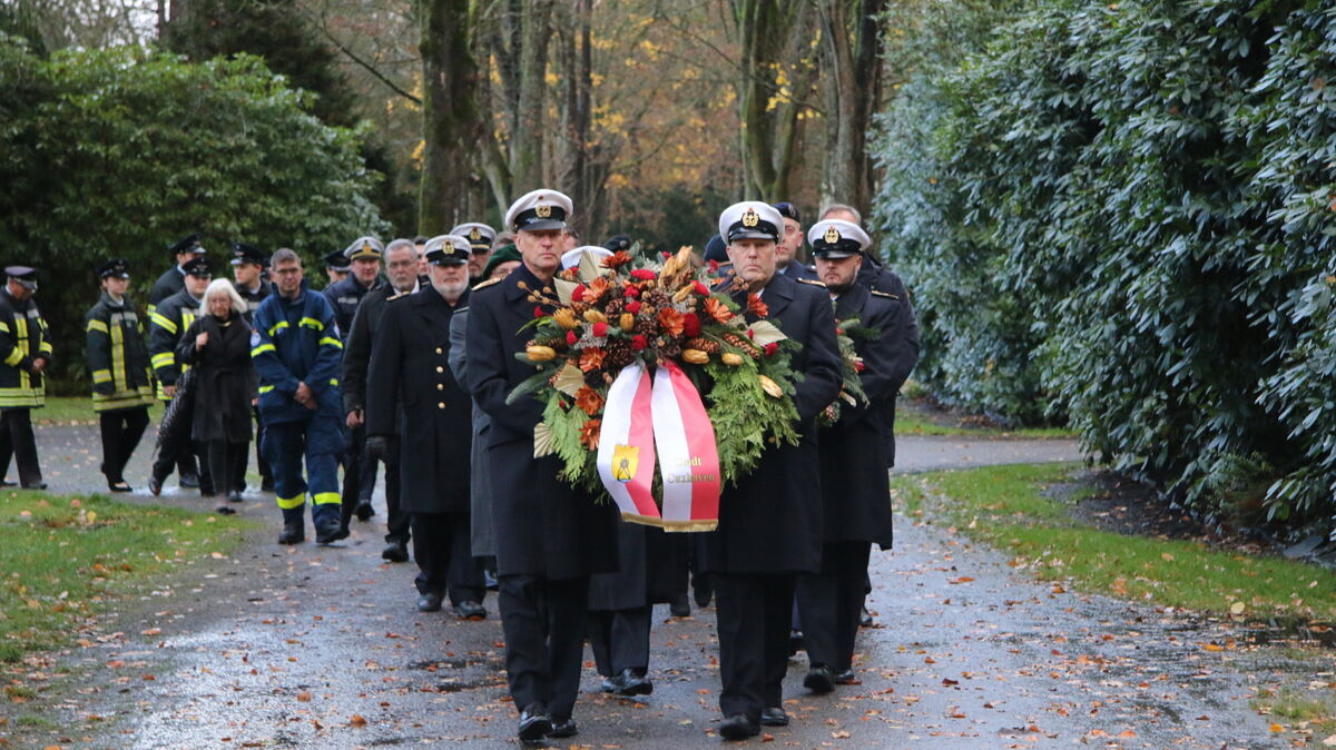 Im Anschluss an die Totenehrung in der Friedhofskapelle Brockeswalde gingen die Anwesenden zur Gedenkstätte, wo drei Kränze niedergelegt wurden und die Superintendentin Kerstin Tiemann ein Gebet sprach.