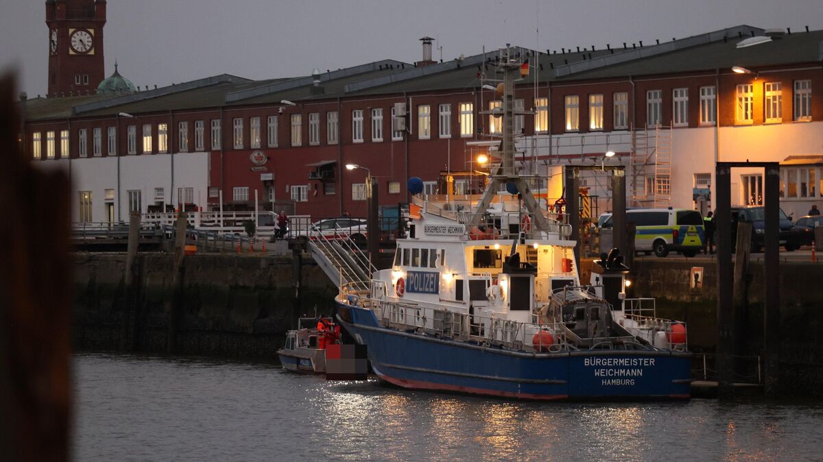 Mit dem Polizeiboot (links neben dem Polizeischiff "Bürgermeister Weichmann") wird die Leiche am Mittwochnachmittag an Land gebracht. Foto: Larschow