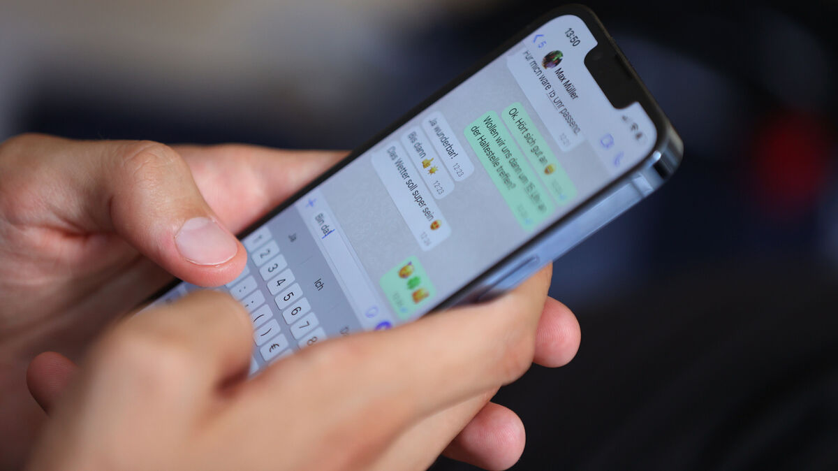 Nachdem ein 29-Jähriger die Handynummer einer 14-Jährigen gefordert hatte, schrieb er sie direkt über den Messengerdienst WhatsApp an. Foto: dpa/Karl-Josef Hildenbrand