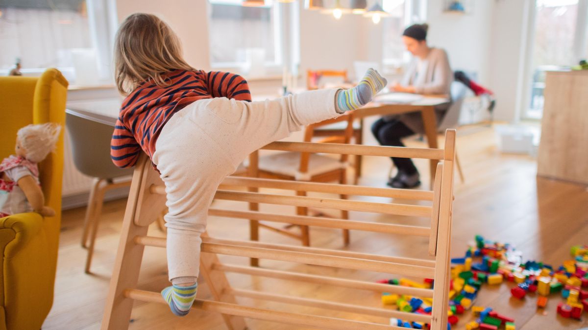 Nach Corona-Fällen in zwei Kitas und einer Schule im Landkreis Cuxhaven sind Dutzende Kinder in Quarantäne. Foto: Stratenschulte/dpa
