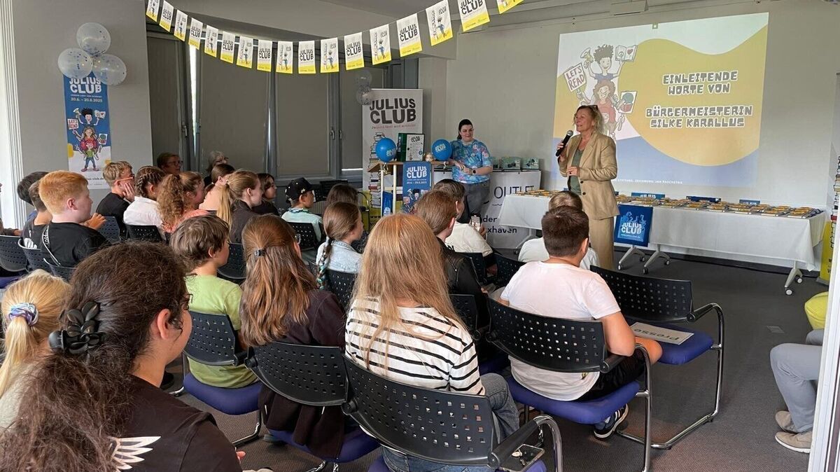 Feierlicher Moment: Bürgermeisterin Silke Karallus überreicht auf der Abschlussparty in der Stadtbibliothek die Julius-Diplome an stolze Leserinnen und Leser. Foto: Stadt Cuxhaven