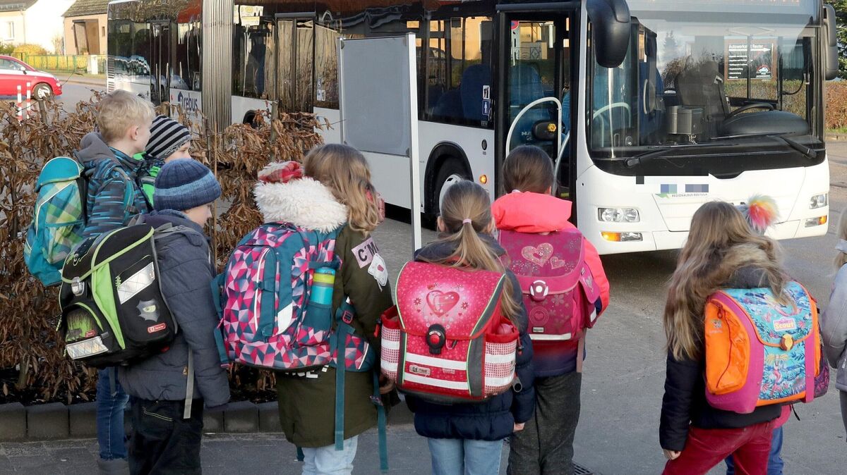 Für einen Schüler aus Lamstedt endete die Heimfahrt abrupt: Wegen angeblichen Fehlverhaltens musste der Zehnjährige den Bus auf halber Strecke verlassen. Symbolfoto: Bernd Wüstneck/dpa