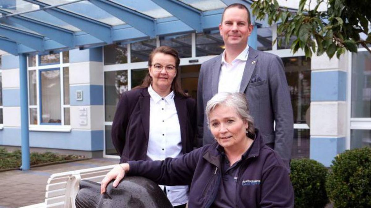 Corinna Modersitzki, Ricky Sinowsky (stehend v.l) und Linda Meeuw waren federführend für die neue Website der Strandrobbe. Fotos: Tonn