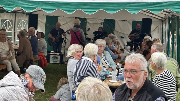 Begegnung und Musik in Osterbruch: Hafenfest zieht großes Publikum an