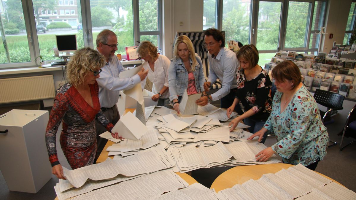 Die überdimensionalen Europawahl-Zettel stellten beim Auszählen (hier im Wahllokal Stadtbibliothek) eine Herausforderung dar. Foto: Potschka