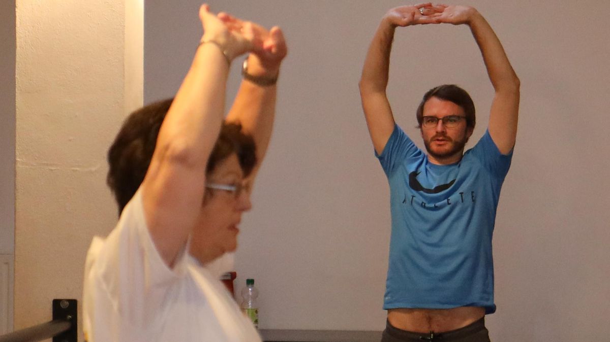 Qigong-Übungsleiterin Hannelore Peters macht es vor - CN/NEZ-Sportredakteur Jan Unruh macht es nach. Foto: Lütt