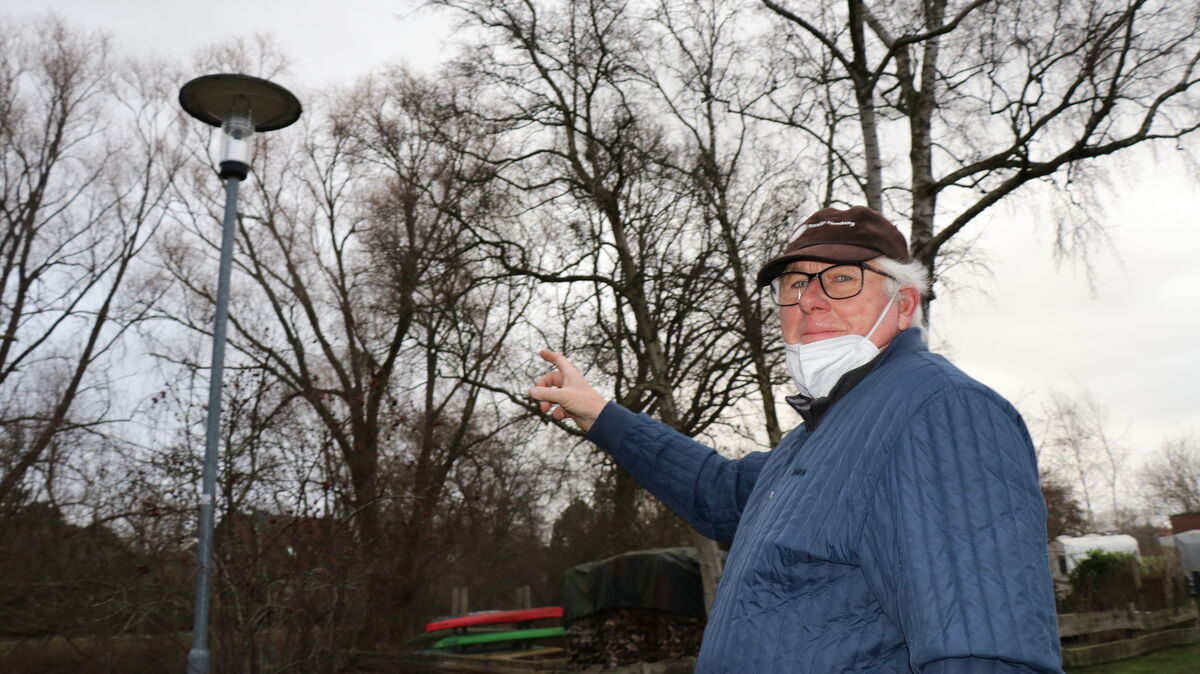 Robert Diers wohnt am Uferweg in Otterndorf und ärgert sich seit fast einem Monat darüber, dass die Straßenlaternen nicht funktionieren. Immerhin: Am Montag rückte ein Reparaturtrupp an - nach 29 Tagen. Foto: Mangels