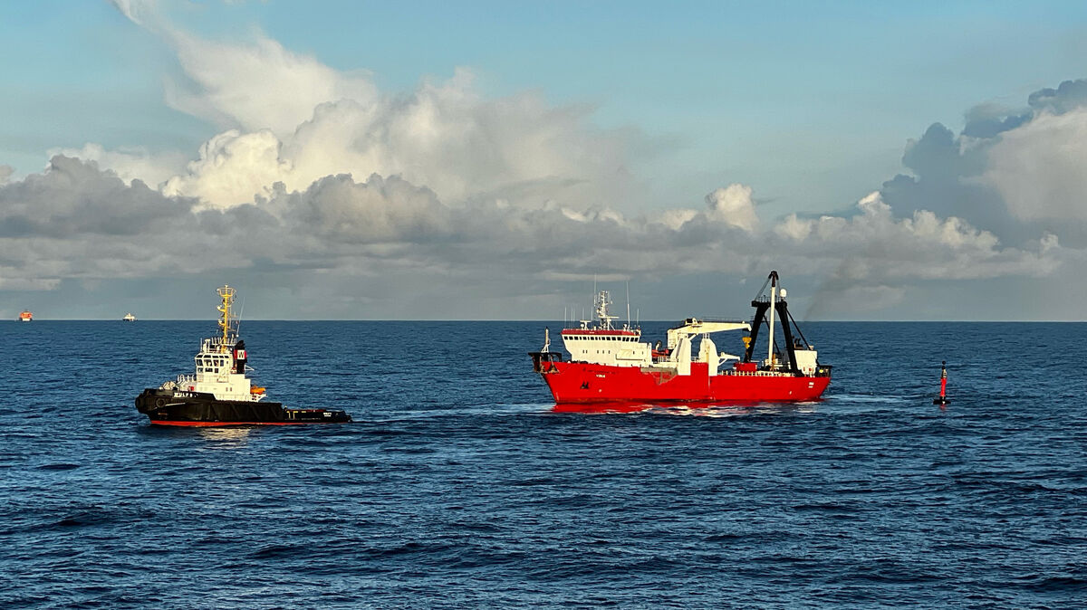 Schlepper "Wulf9" und dem Taucherschiff "Vina", sind im Wrackgebiet der gesunkenen "Verity" südwestlich von Helgoland. Der Taucheinsatz an der gesunkenen «Verity» südwestlich von Helgoland hat am Samstagnachmittag begonnen. «Ein Taucherschiff und ein Schlepper sind inzwischen im Wrackgebiet angekommen», teilte eine Sprecherin der Generaldirektion Wasserstraßen und Schifffahrt mit. Das Taucherschiff werde dort mit Ankern fixiert, drei Taucher stünden bereit. Ein Schlepper soll die Arbeiten absichern. Foto: dpa