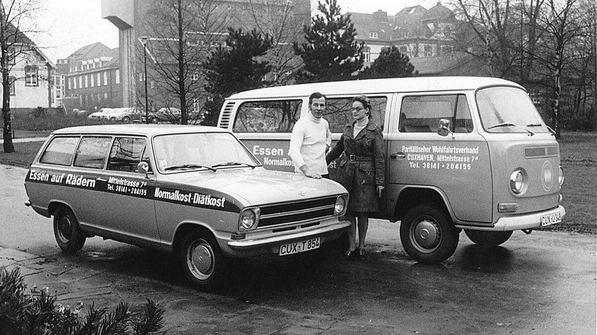In der Anfangszeit wurde das Essen von der Werksküche der "Nordsee" geliefert und mit den Mietfahrzeugen der Firma Tolmien ausgefahren. Foto: CN/NEZ-Archiv