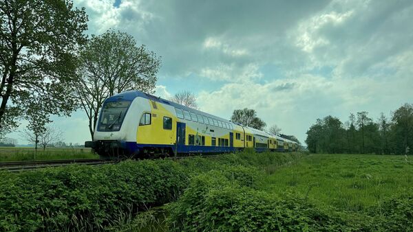 Auf Bahnstrecke Cuxhaven-Hamburg: Mann fuchtelt im RE5 mit Butterflymesser herum