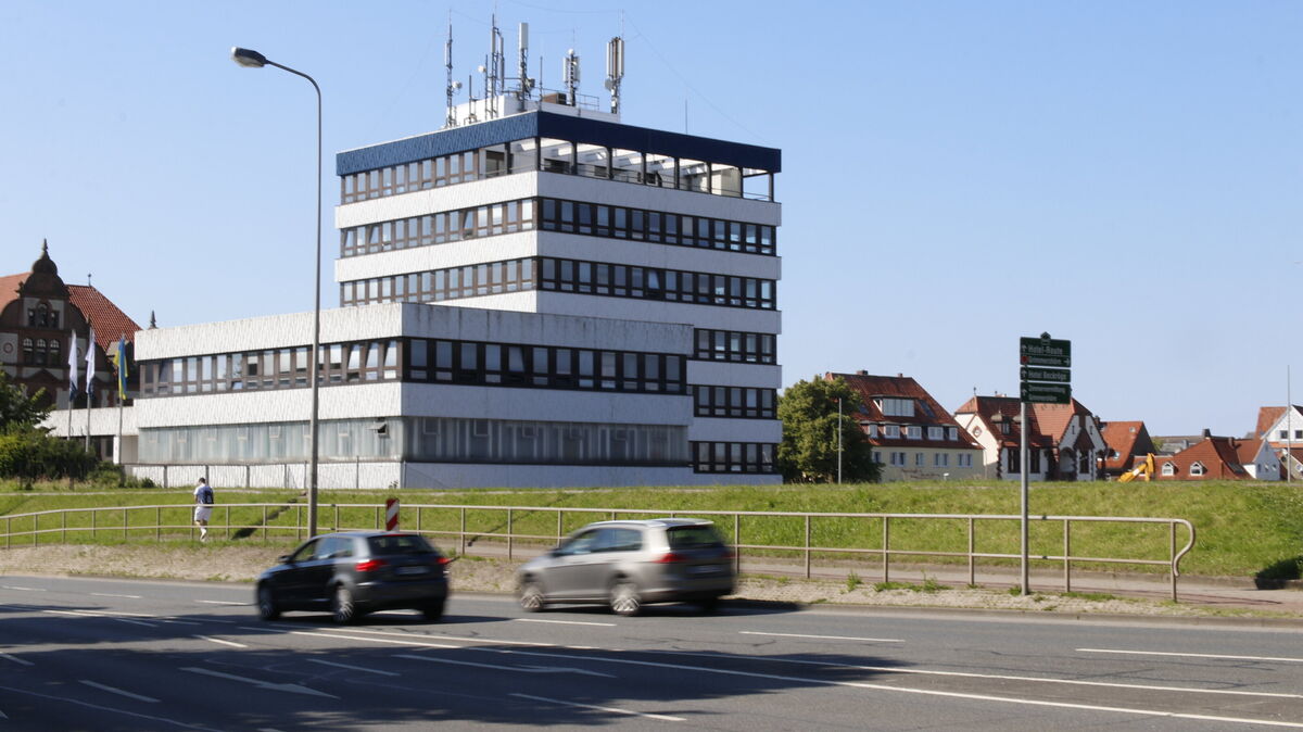 Um das NPorts-Verwaltungsgebäude (Bild) mit Fernwärme zu versorgen, müssen die Betreiber des Holzheizkraftwerks parallel zur Konrad-Adenauer-Allee Rohre verlegen. Aus gutem Grund sollen die Leitungen unterirdisch verlaufen. Foto: Koppe