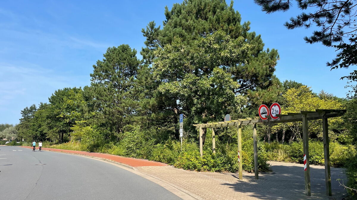 Um die Frage, wie das zwischen Kurparkallee (Bild), Nordfeldstraße und Strandstraße gelegene Grundstück in kommenden Jahren zu nutzen sein wird, ging es in dieser Woche im städtischen Ausschuss für Stadtentwicklung, Mobilität, Bau und Demografie. Foto: Koppe