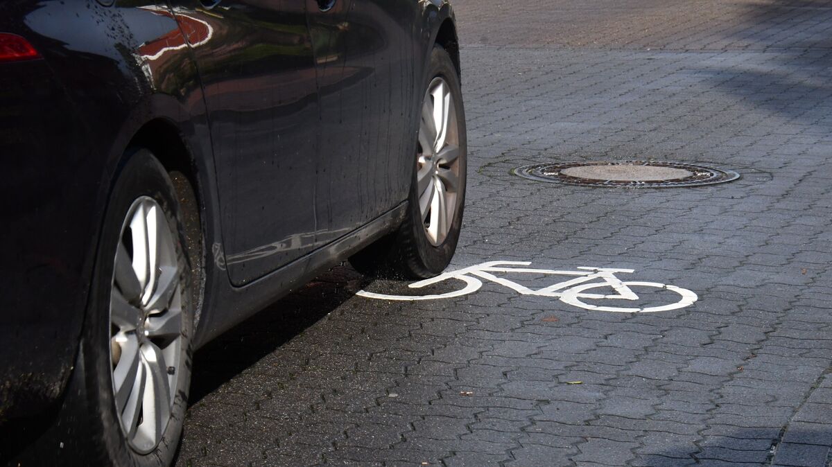 Nur ein Beispiel für das Thema Nachhaltigkeit: Welche Bedeutung soll der Radverkehr bei der Mobilität der Zukunft in der Samtgemeinde einnehmen (unser Foto zeigt ein Radfahrer-Piktogramm in der Hemmoorer Bahnhofstraße). Um als nachhaltige Kommune offiziell anerkannt zu werden, müssen auch solche Fragen geklärt werden. Doch der eigens eingerichtete Arbeitskreis in Hemmoor existiert nach einem Konflikt in der bisherigen Form nicht mehr. Foto: Egbert Schröder
