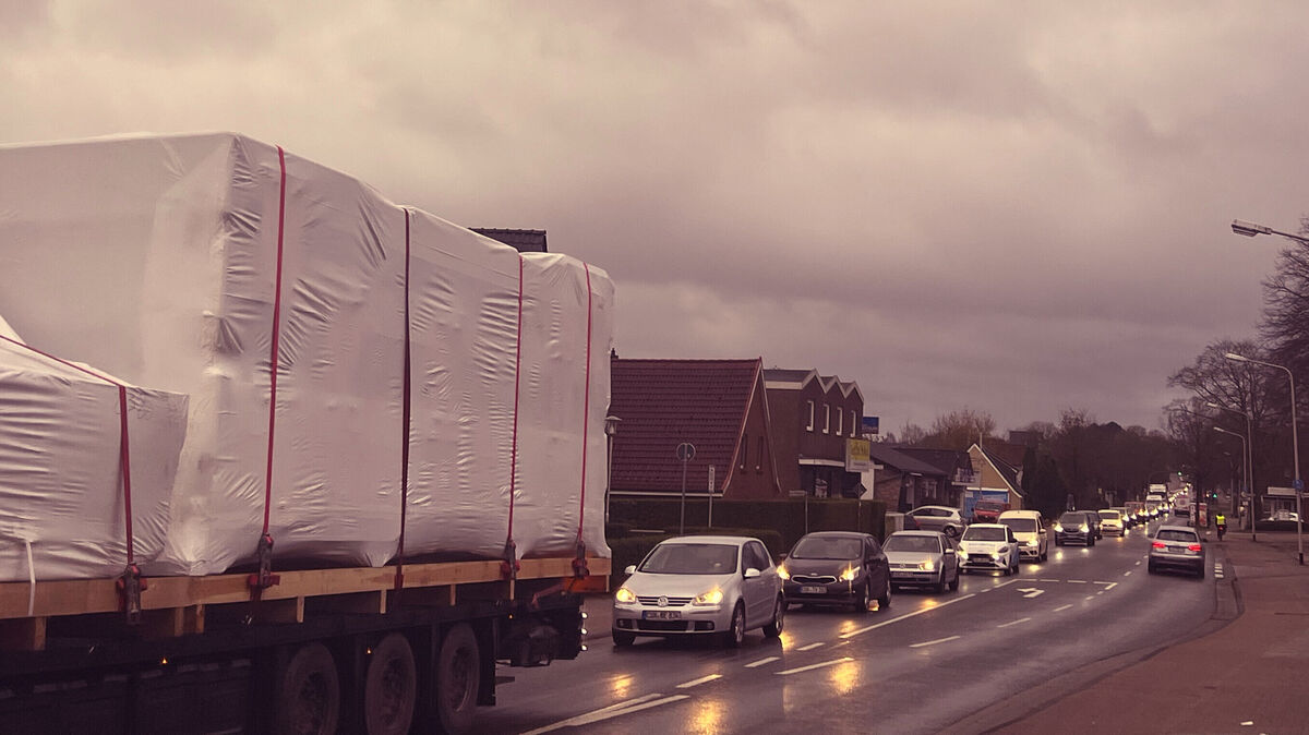 Freitagnachmittag - sonst nicht gerade Rush Hour in Altenwalde; jetzt aber schon. Geduld ist gefragt. Foto: Kopf