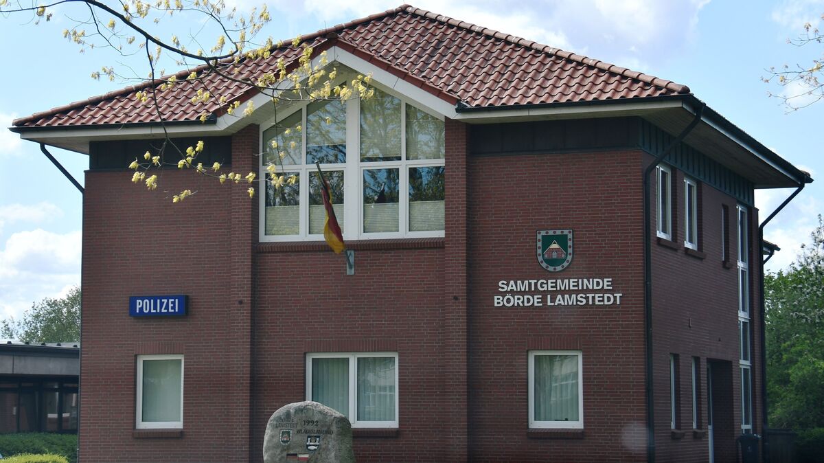 Die Beschriftung des Lamstedter Rathauses muss nicht geändert werden. Die Börde bleibt vorerst Samtgemeinde. Foto: Schröder