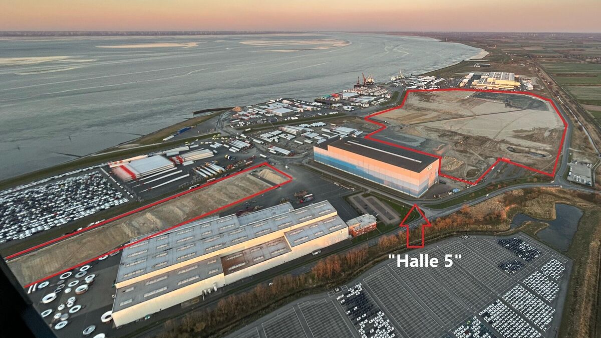 Auf der Fläche links (rot umrandet) entsteht eine neue 285 Meter lange und 62 Meter breite Fertigungshalle. Zwei weitere Hallen und das Schwerlastlager für Monopiles entstehen östlich der "Halle 5" im oberen Teil des Bildes. Foto: Makel