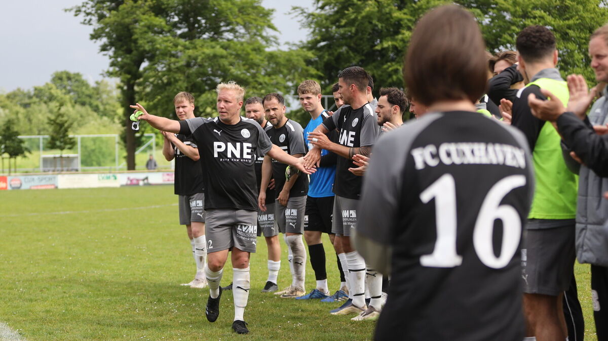 Mit viel Beifall wurde Kai Dombrowski bei seinem letzten Heimspiel für den FC Cuxhaven verabschiedet. Foto: Unruh